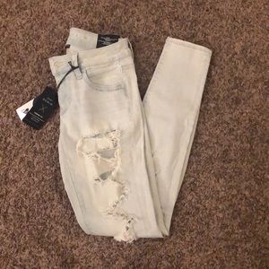 LIGHT WASHED RIPPED SUPER LOW JEGGINGD